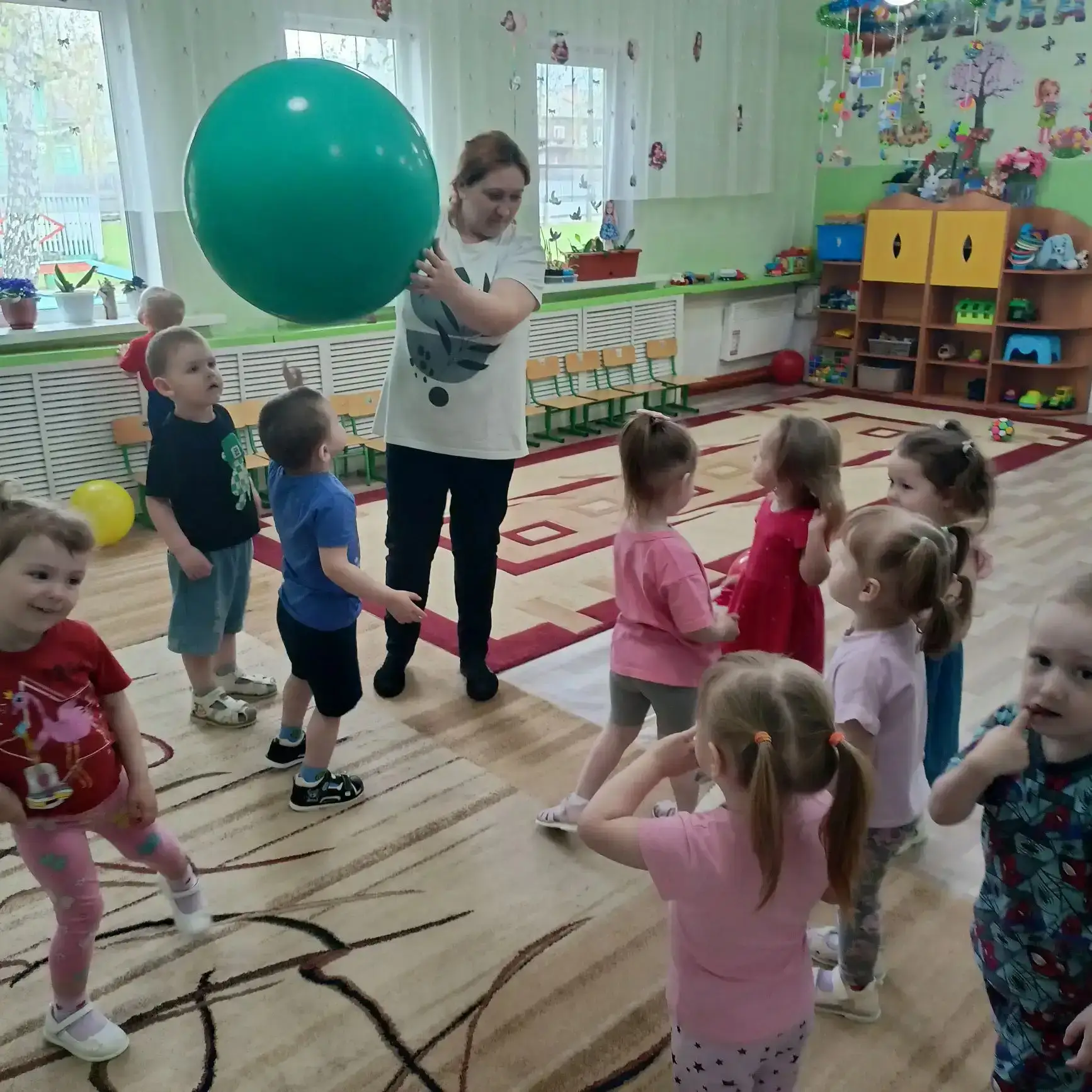 В первой младшей группе прошёл весёлый «День воздушного шарика». Ребята с восторгом вст...