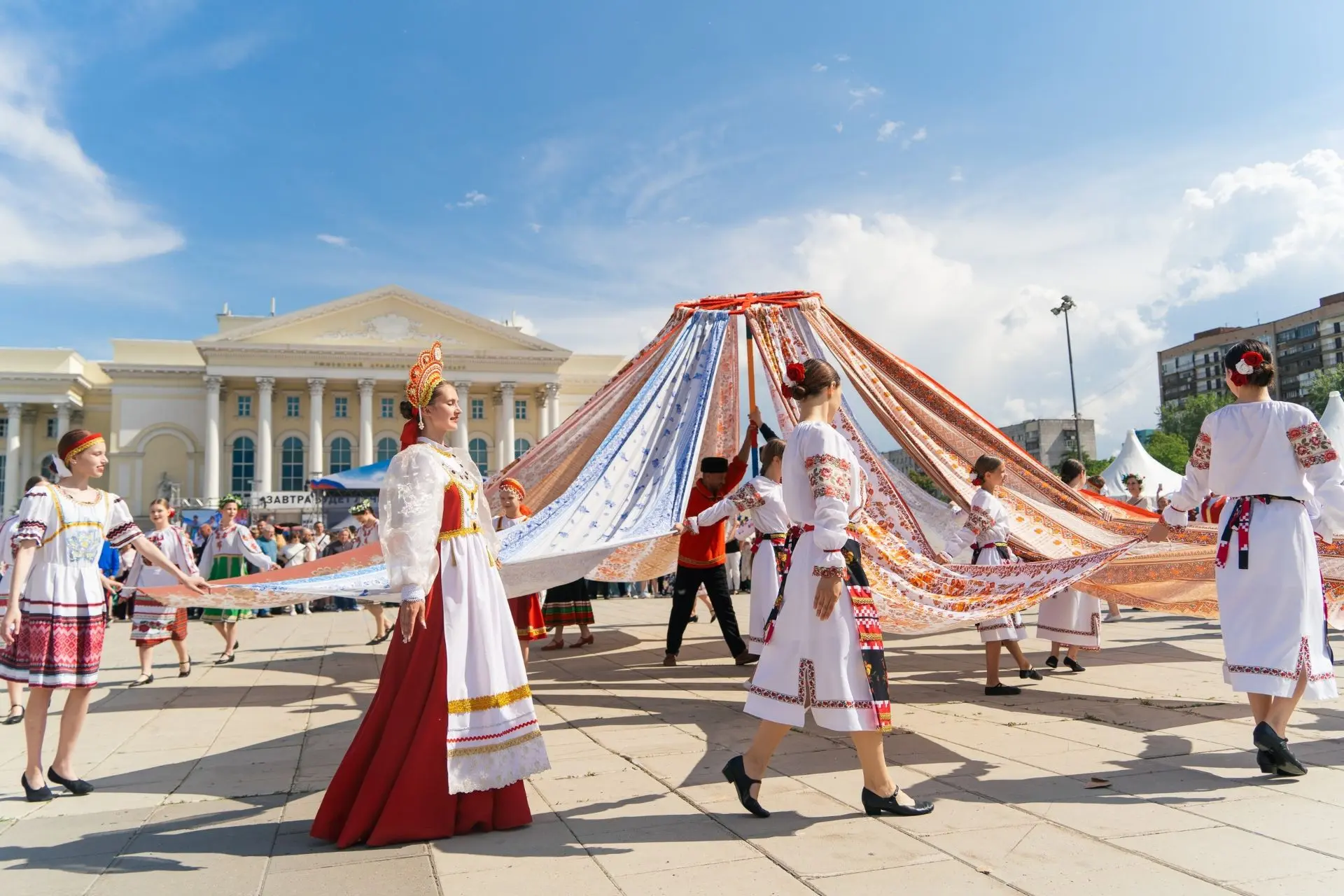 ✨Вспомним как это было

🎉На площади 400-летия Тюмени 12 июня состоялся 31-й областной фестиваль «Мо