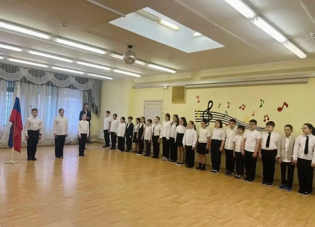 🇷🇺По сложившейся традиции новая учебная неделя в Школе №1018 началась с торжественной церемонии подн