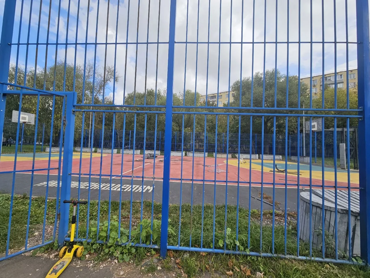За домом на Вешняковской, 1к1, разгромили баскетбольную площадку.