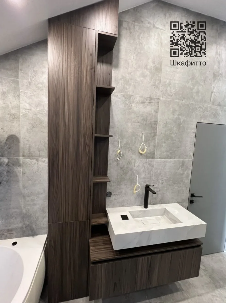 Вот так круто и со вкусом изготовили мебель в ванную комнату 🛁✨  

Встроили прям под потолок 🔝  


