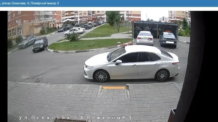 Парковка у мусорных баков мешает вывозу отходов
