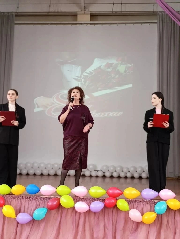 В МБОУ «Гимназия №79» весенний переполох! Отмечаем самый романтичный праздник весны, наполненный цве