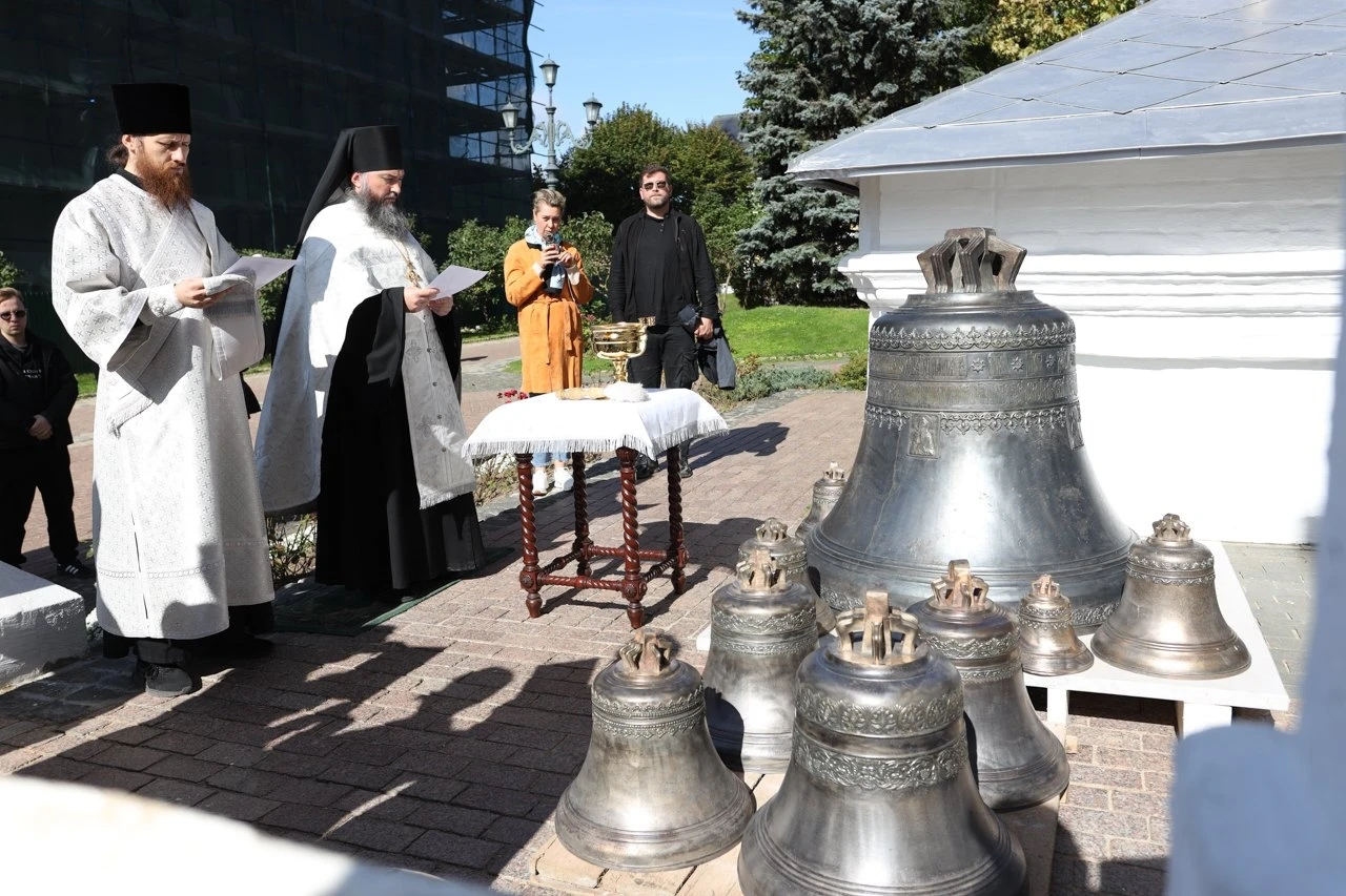 В Свято-Троицкой Сергиевой лавре освятили новые колокола