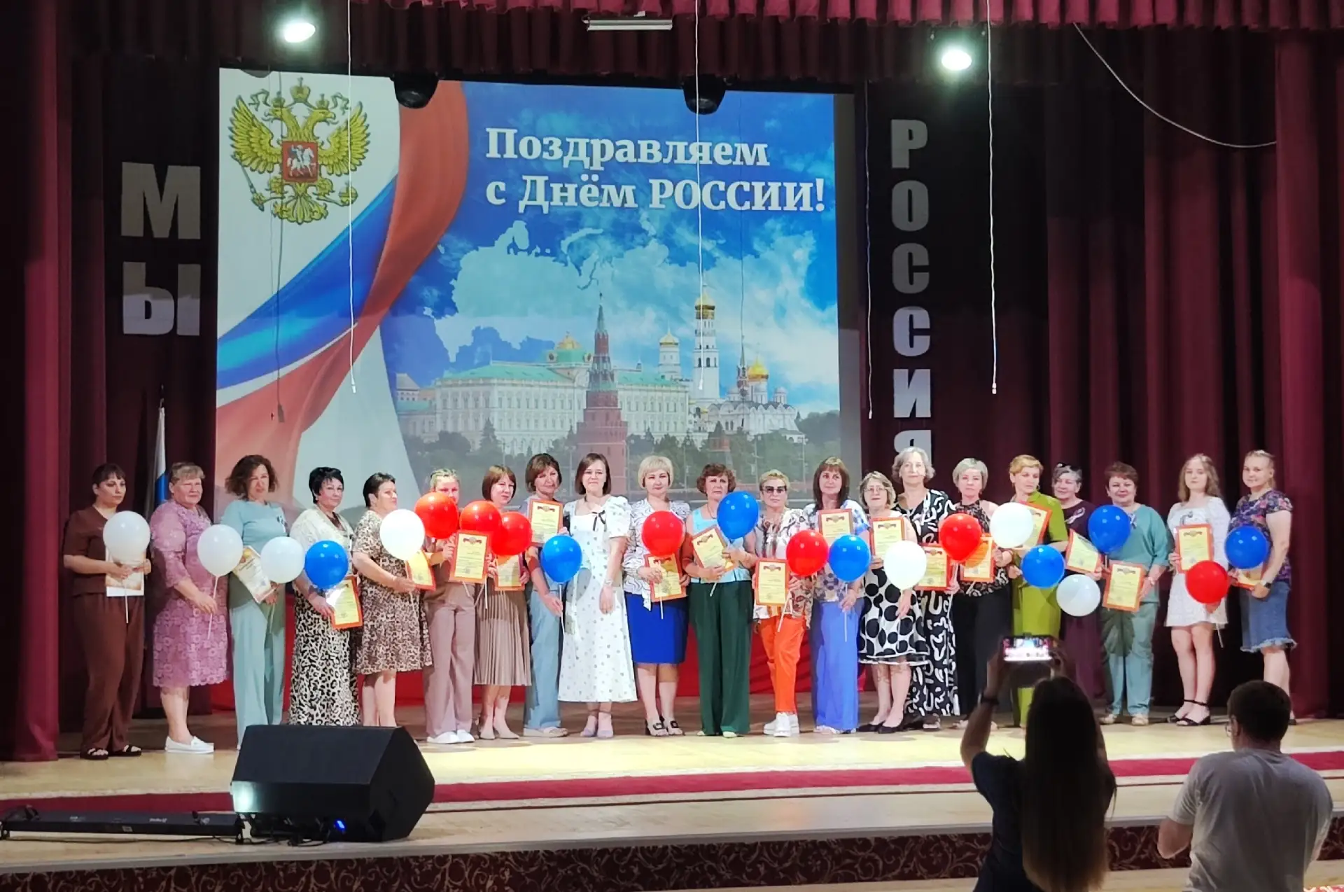 В один из главных государственных праздников в районном доме культуры царила по-настоящему праздничн