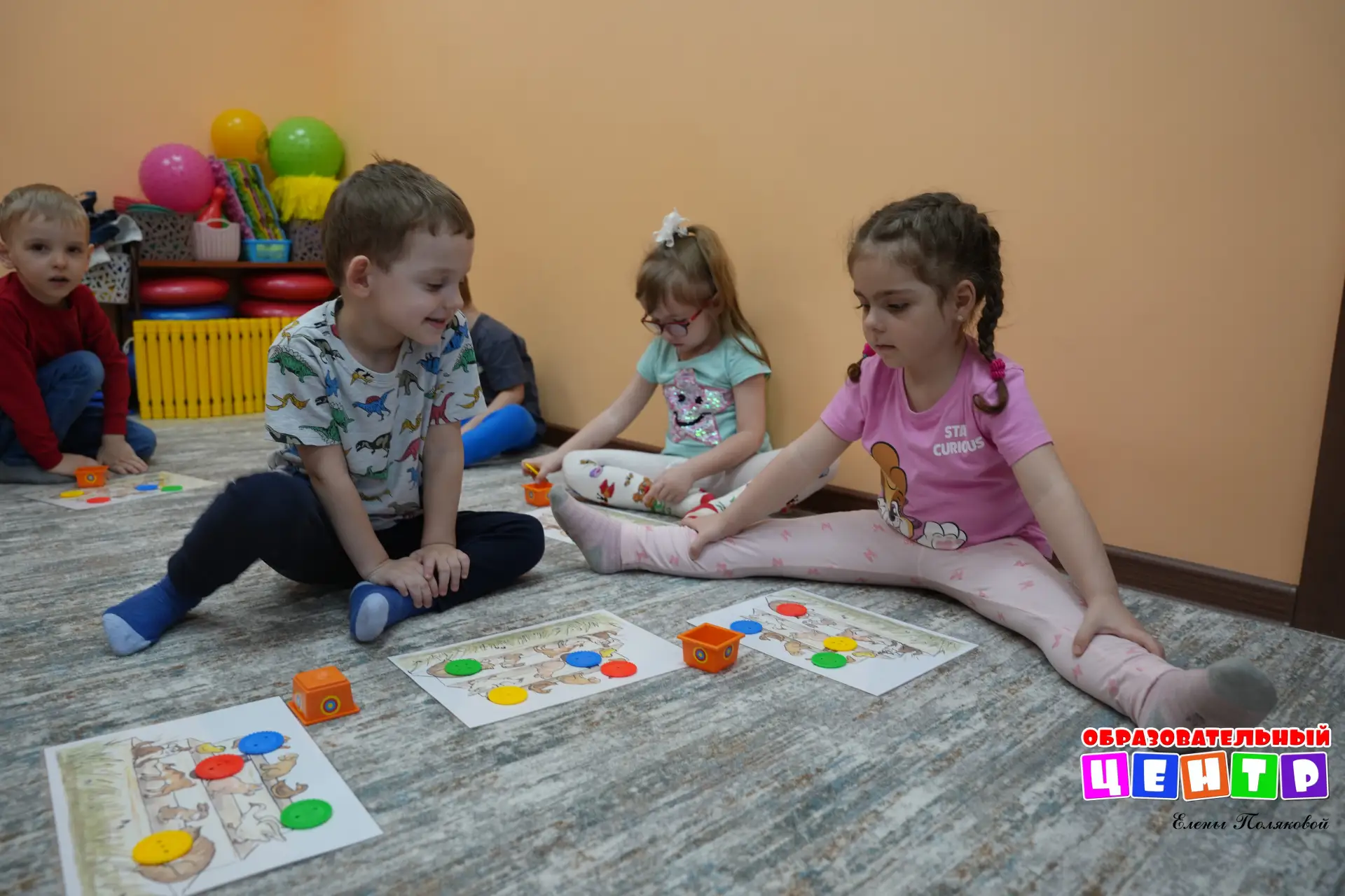 Кто-то аккуратно выкладывает кружочки по цвету.