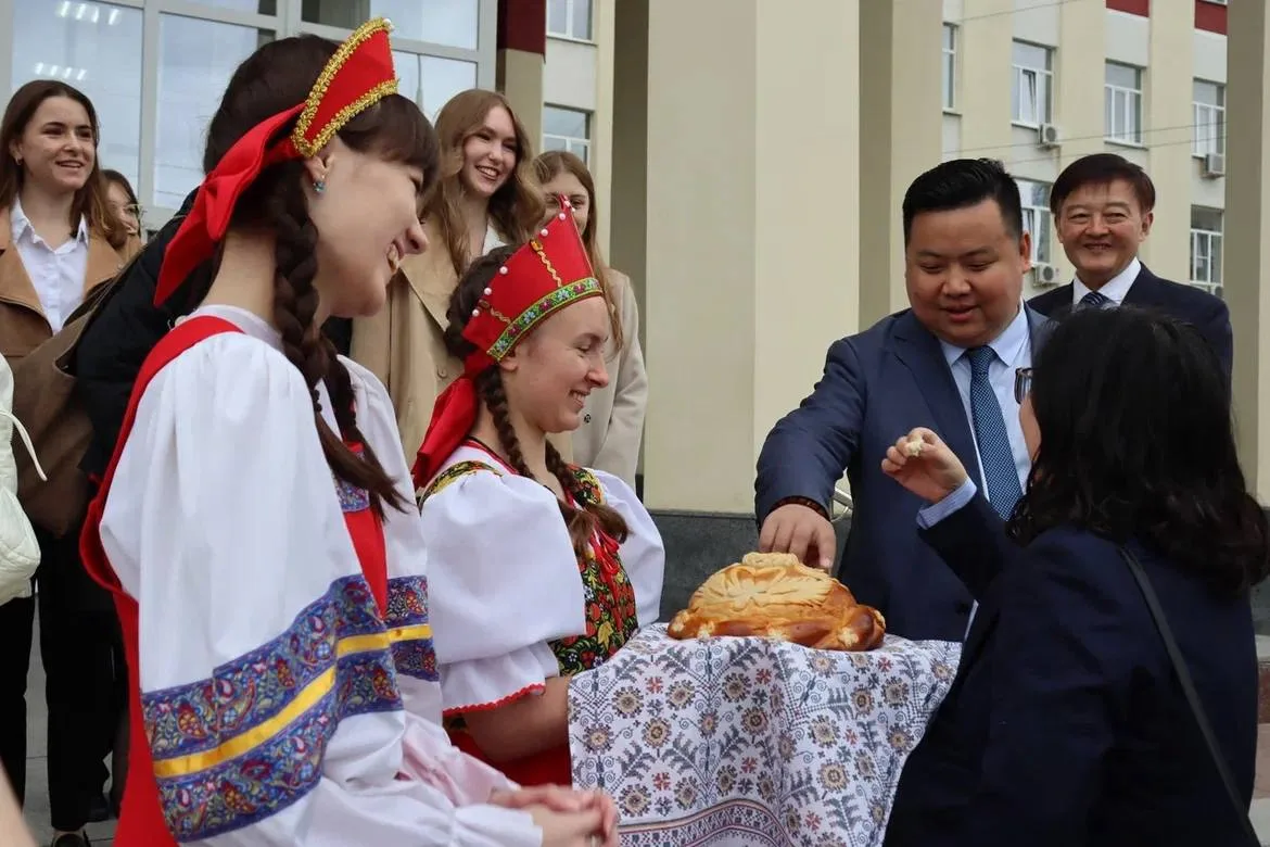 По русской традиции встретили китайских коллег с хлебом и солью! 🪆
