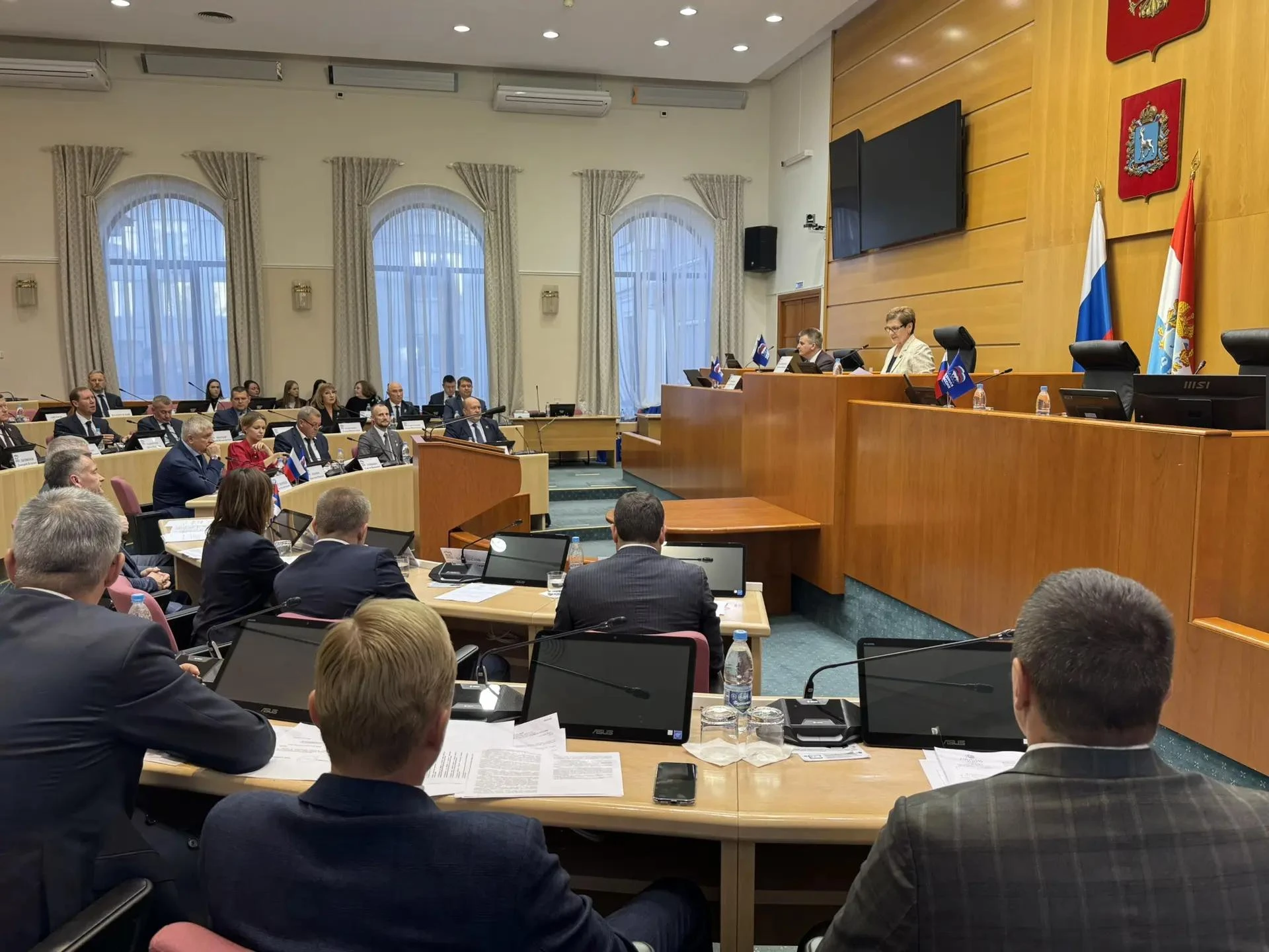 🔻В начале заседания представили депутатов, которые одержали победу по одномандатным ок...