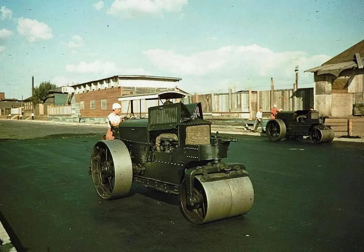 Укладка асфальта на Крымской набережной, Москва, 1939 год.