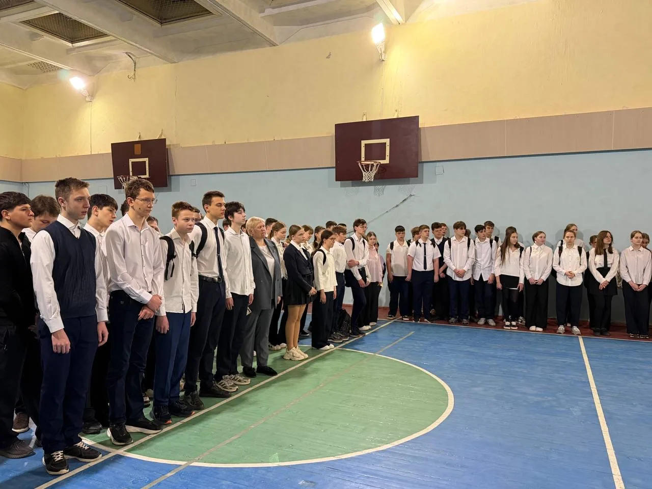 Сегодня в нашей школе прошла общешкольная линейка 🇷🇺✨  Поднятие государственного флага Российской Фе