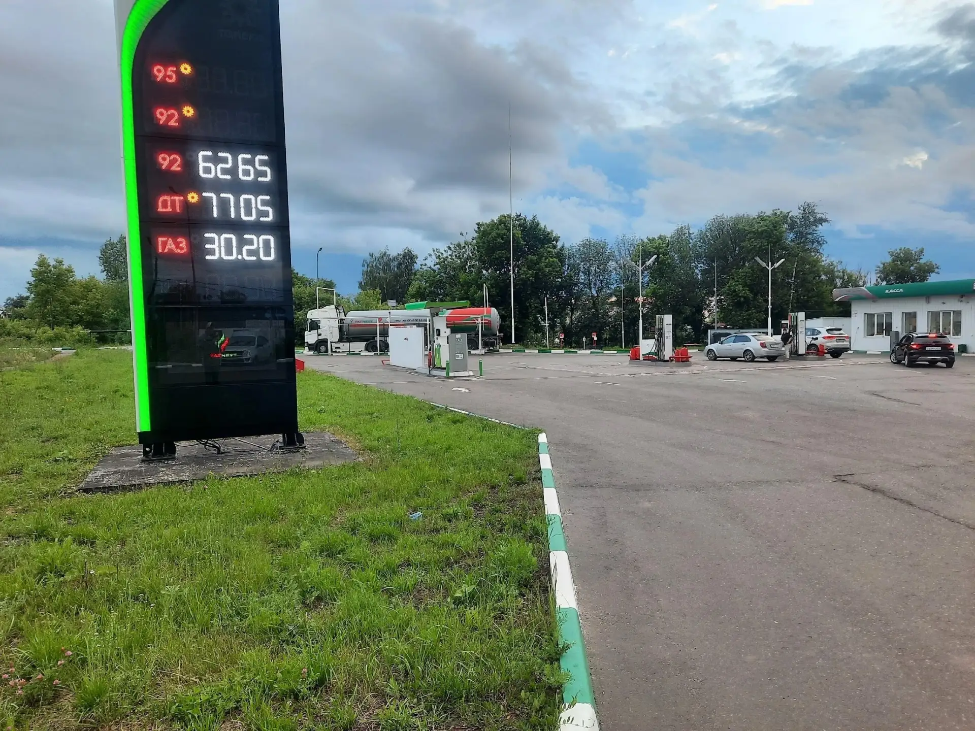 На АЗС сети «Татнефть» в микрорайоне Западный закончилось топливо марок ТАНЕКО АИ-92 и ТАНЕКО АИ-95.