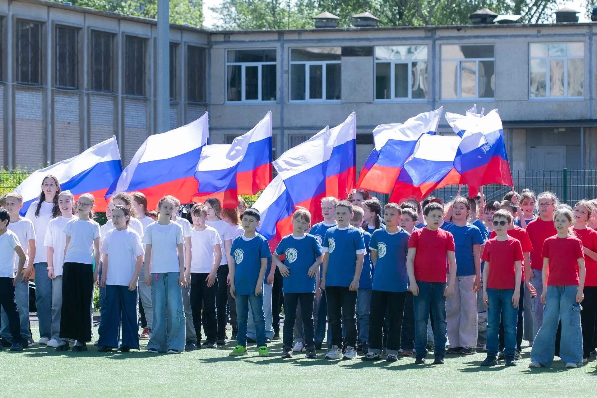 25 мая, на обеих площадках нашего лицея прошли торжественные линейки! 🥳 
 
Мы чествовали самых акти