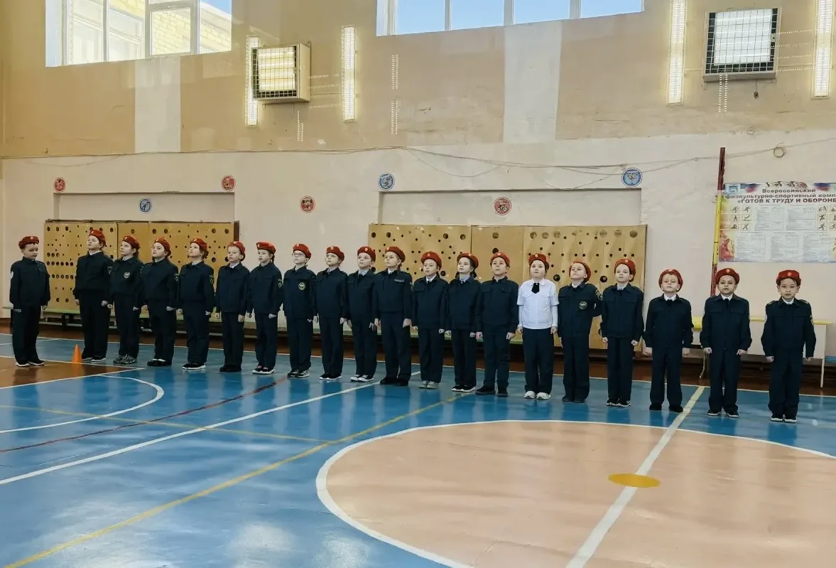 Первый «Смотр строя и песни» среди кадетских классов в начальной школе 👏🏻  Это первая линейка, ради 