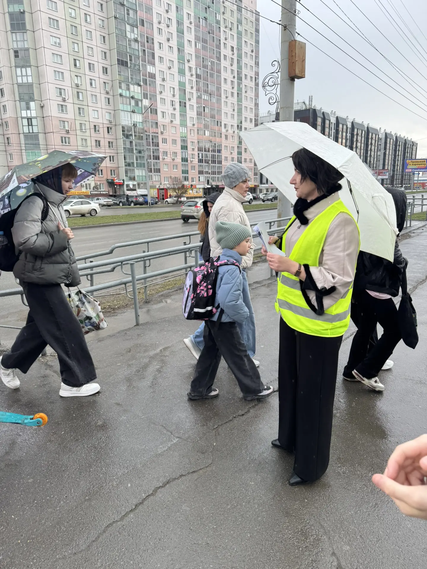 ☔️Сегодня рейду родителей на пешеходном переходе не помешал даже дождь ☔️   🦺Старший инспектор Госав
