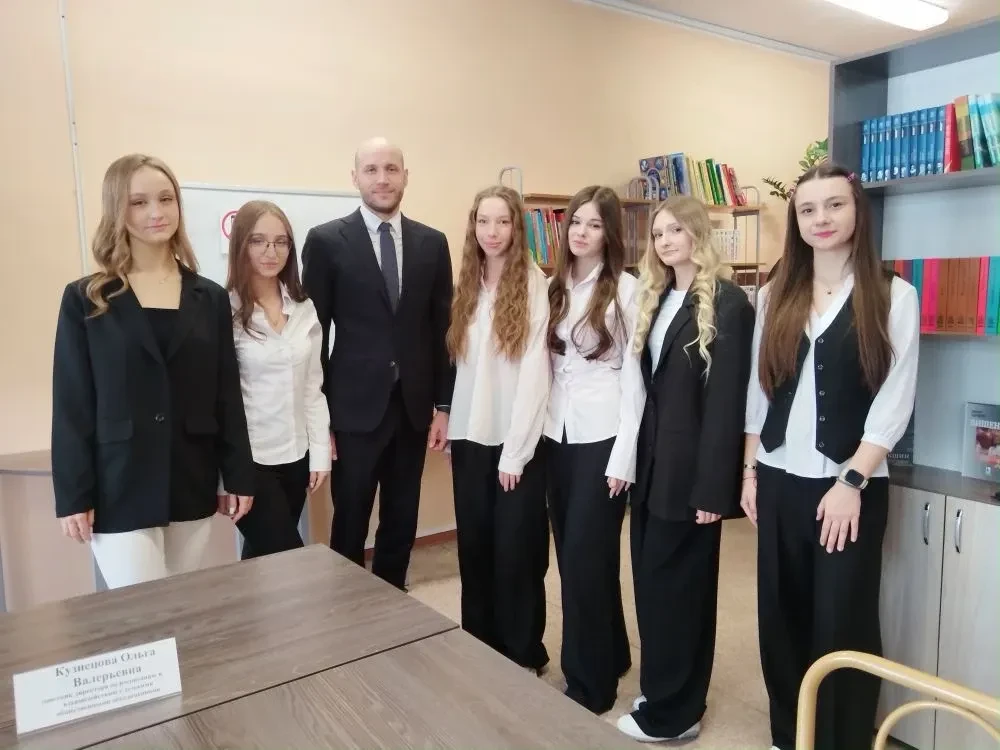 #вшколеинтересно   📌 Деловая игра «Выборы»: встреча с депутатом АКЗС   Сегодня состоялась важная вст