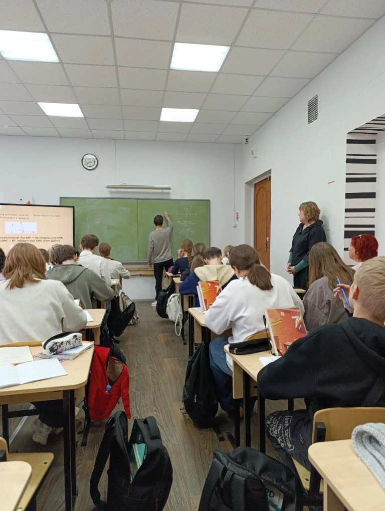 Сегодня в рамках предметной недели в 7В классе прошел открытый урок по геометрии, на который были пр