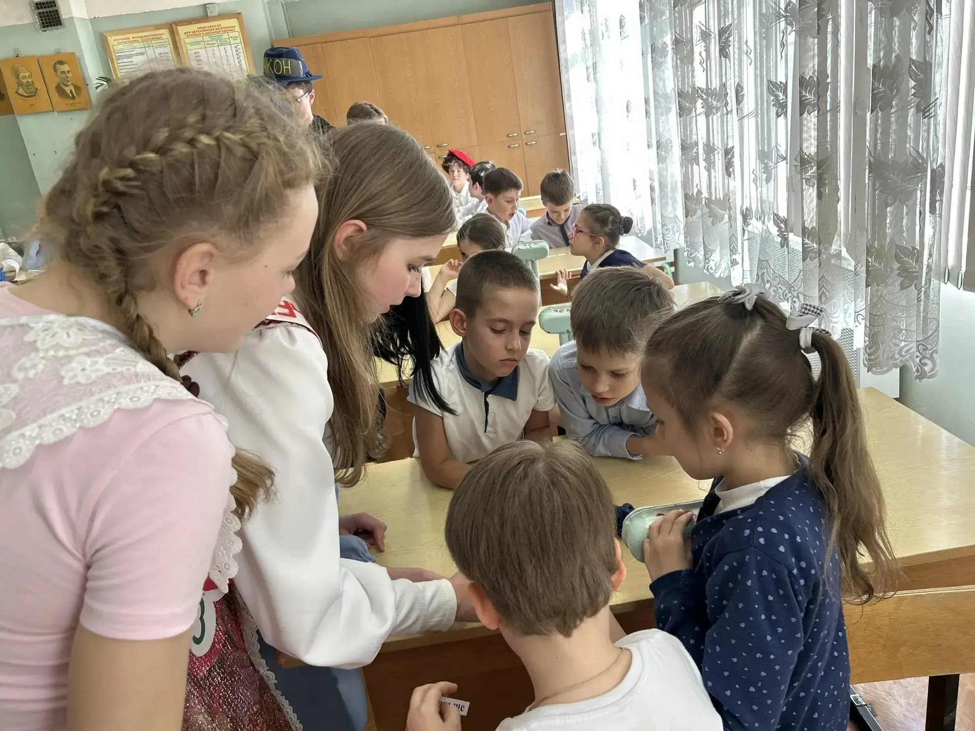 🧑‍🎓⚡ Члены клуба "Юные физики" (учащиеся 7-А класса ) подготовили и показали учащимся начальной школ