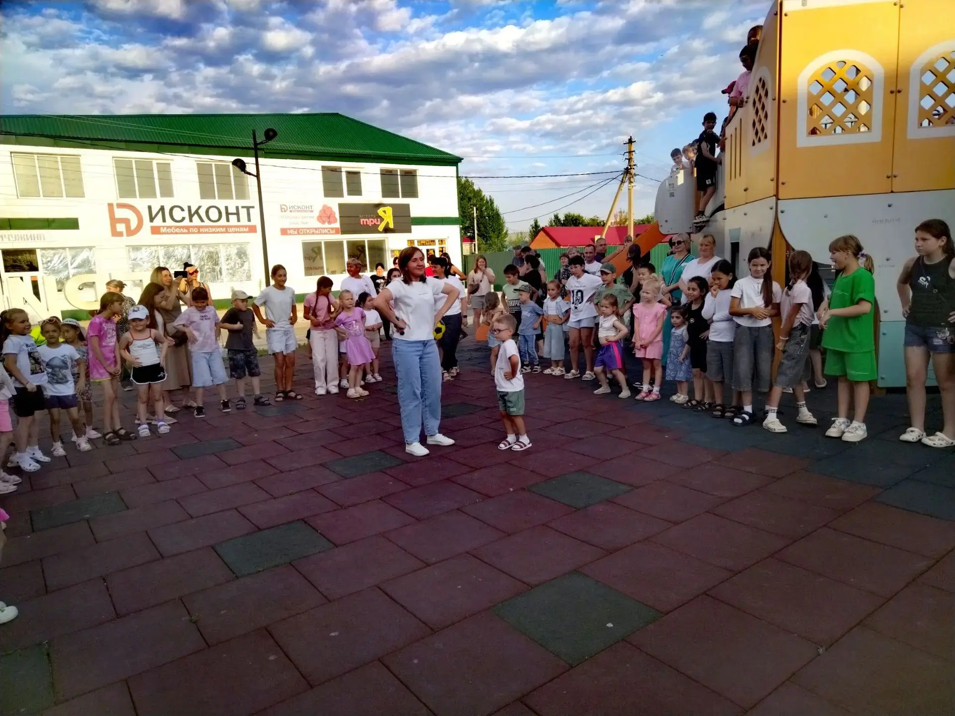 30 июля для юных жителей Ершова состоялась увлекательная детская развлекательная программа «Паровози