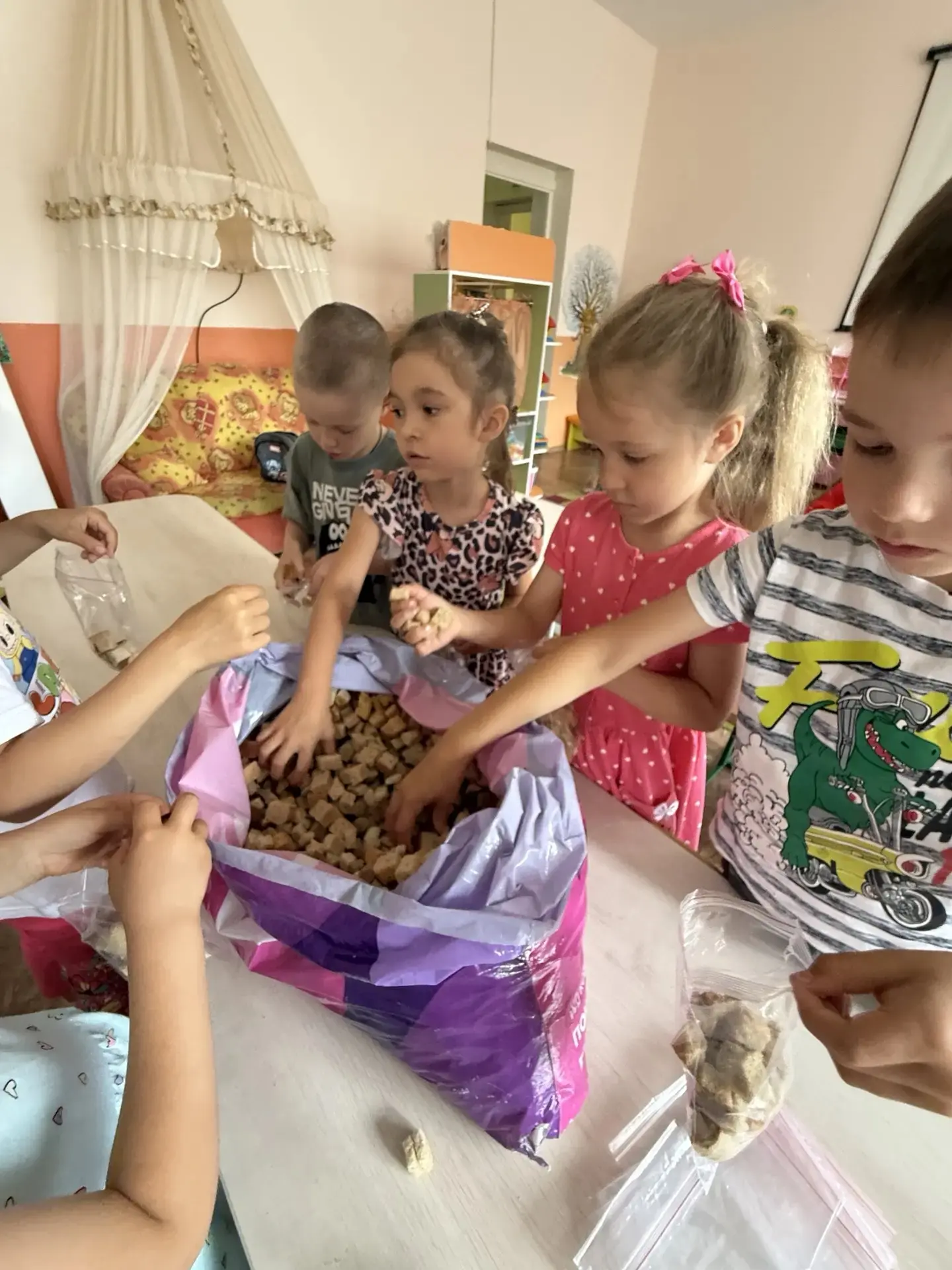 Сегодня в детском саду № 25 «Родничок» акцию «Хлеб Победы» поддержали юные воспитанники группы  «Ска