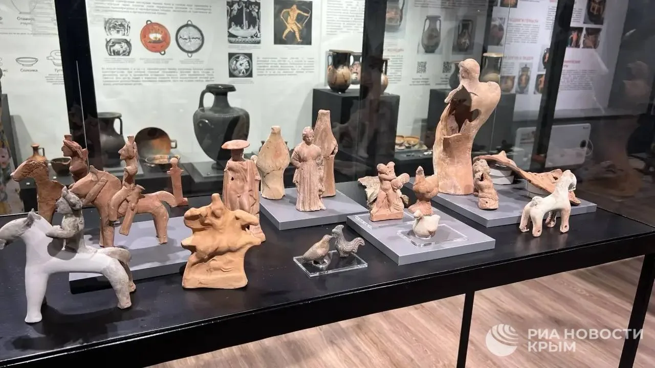 🏺 В Симферополе открылась выставка уникальных предметов времен античности.