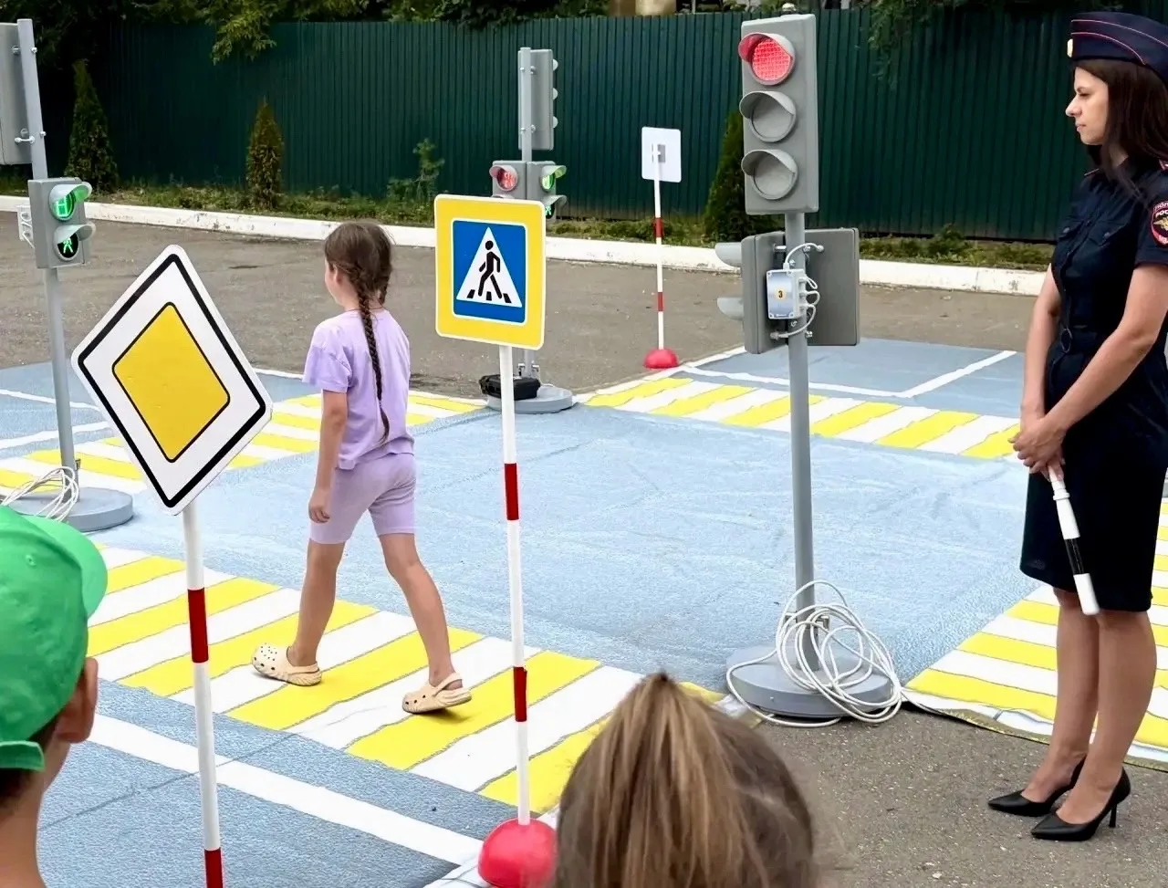 🚦 «Солнышки» изучают правила дорожного движения

Накануне к воспитанникам летнего лагеря «Солнышко»