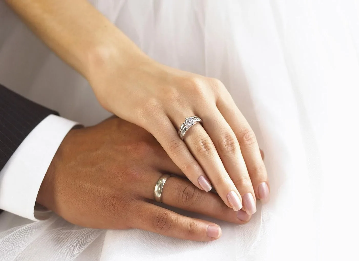 💍 Традиция носить обручальное кольцо на правой руке: в чём её смысл? Рассказываем!

💁‍♀️️ Одна из 