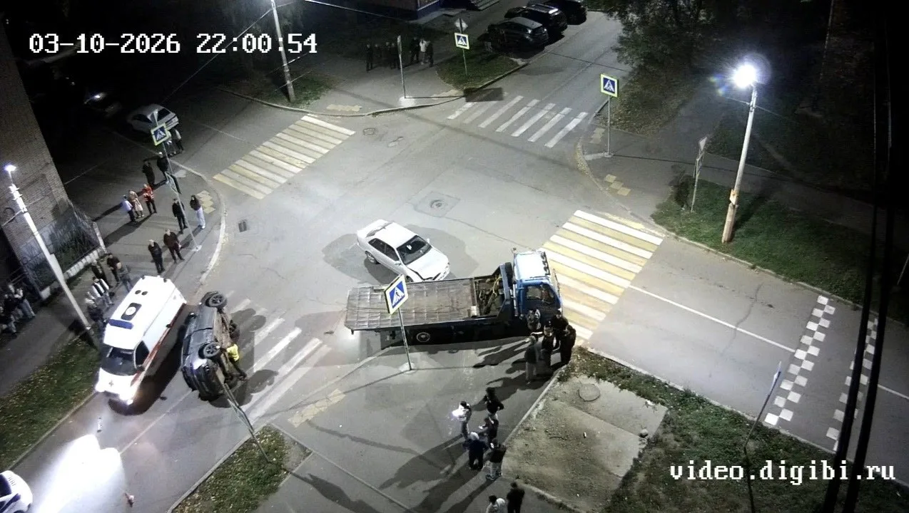На перекрёстке улиц Воинов‑Интернационалистов и 8 Марта произошло ДТП с переворотом авт...