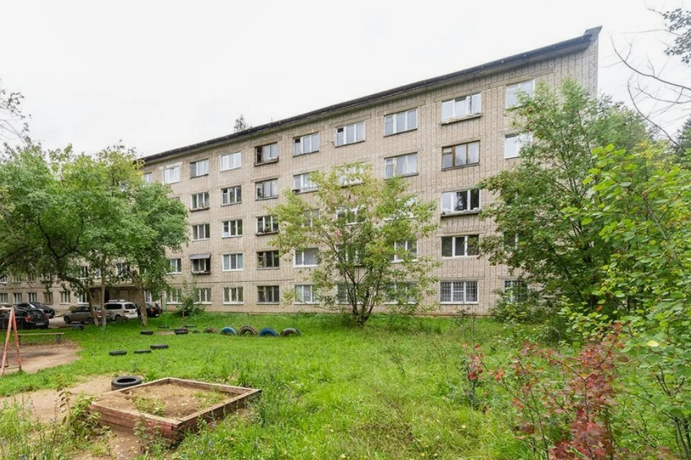 В Перми из-за сильного ветра частично обрушилась кровля жилого дома

14 июня во время грозы и сильно