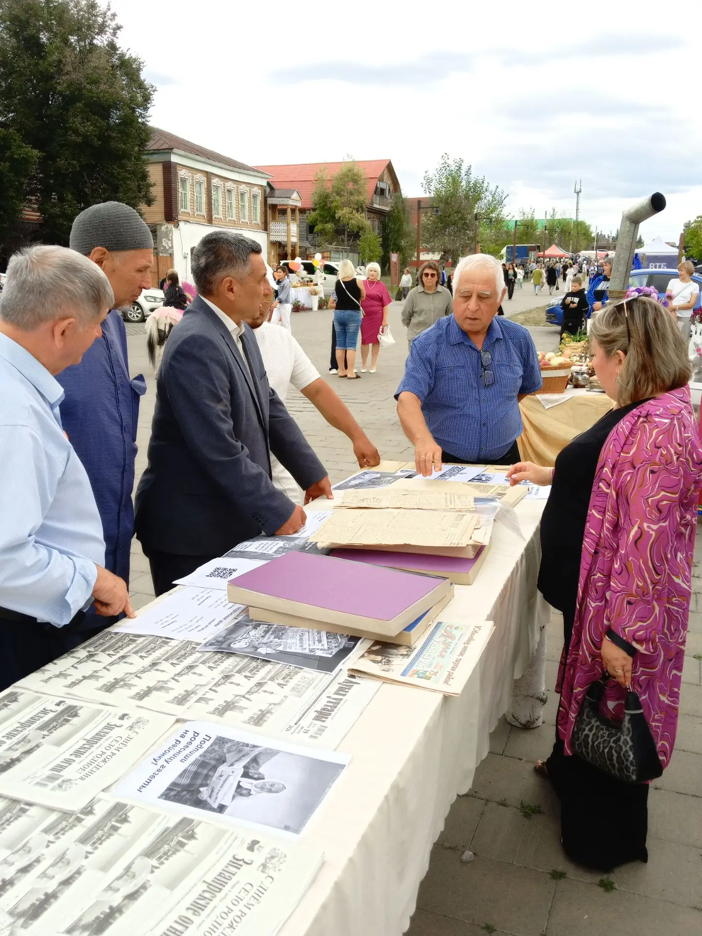 Район гәзите редакцияһы әҙерләгән күргәҙмә килгән һәм саҡырылған ҡунаҡтарға оҡшаны 💥