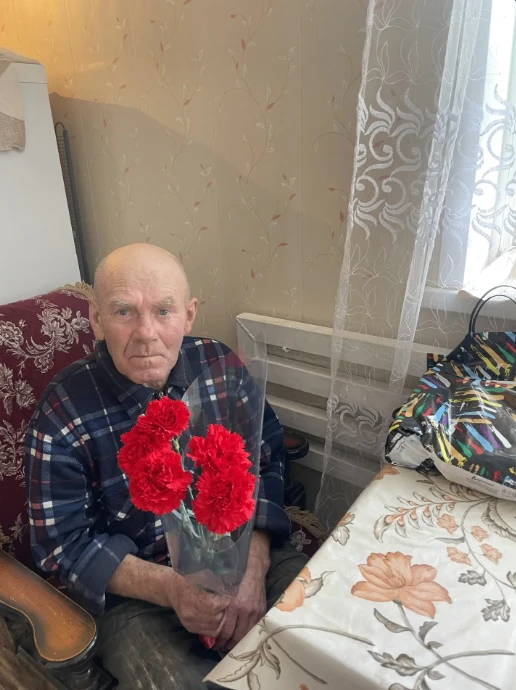 23 февраля социальные работники КУВО "УСЗН Рамонского района" поздравили мужчин, находя...