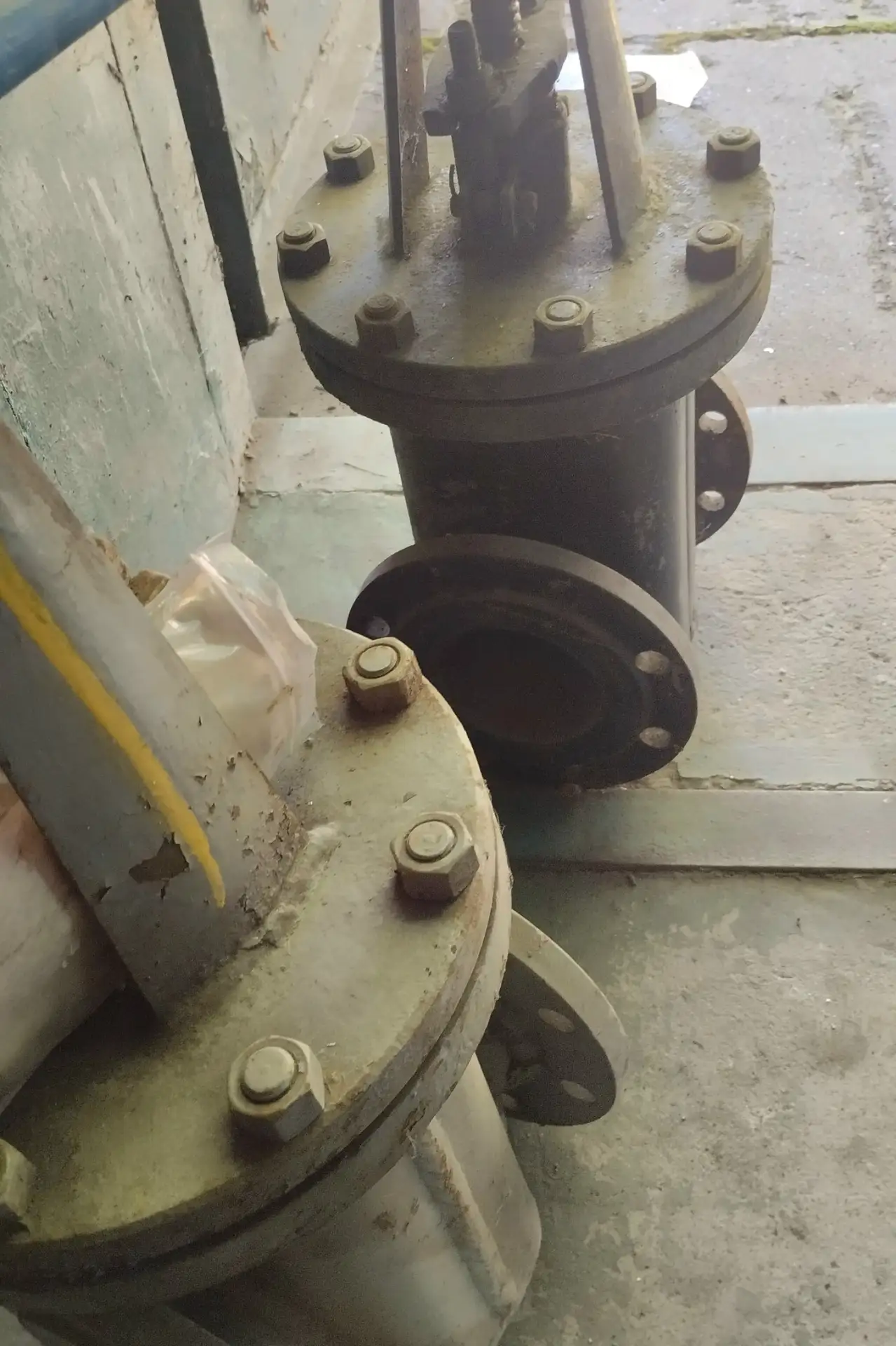 Продам 2 задвижки диаметр 100. По 7 т.р. за шт.+79493747843