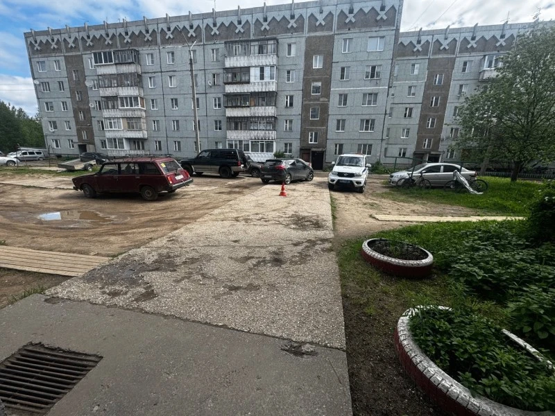 В СЫКТЫВКАРЕ ВОДИТЕЛЬ НАЕХАЛ НА ПЕШЕХОДА НА ТРОТУАРЕ ВО ДВОРЕ ДОМА  ДТП произошло 25 мая около 8:04.