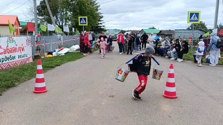🌿Балык Бистәсенең 🏤Бирдебәк авылы клубы каршында елдагыча, бәйрәмнәр яратучы нәниләр ...