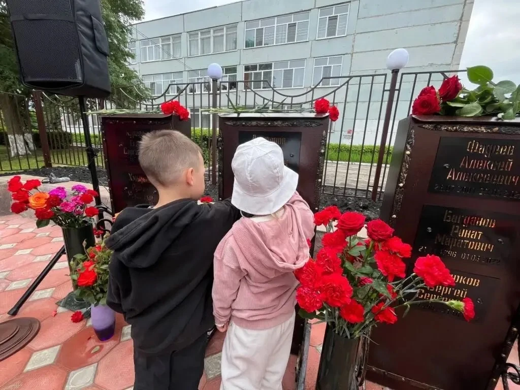 Высока, высока над землёй синева,
Это мирное небо над Родиной,
Но простые и строгие слышим слова:
"Б