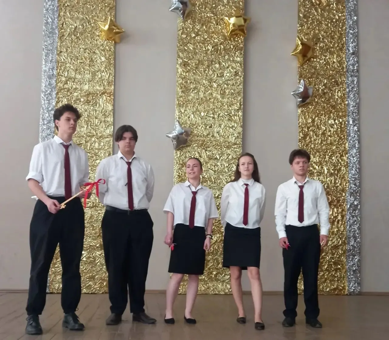 🎓 Самые маленькие — самым взрослым! Первоклашки подарили выпускникам волшебные звоночк...