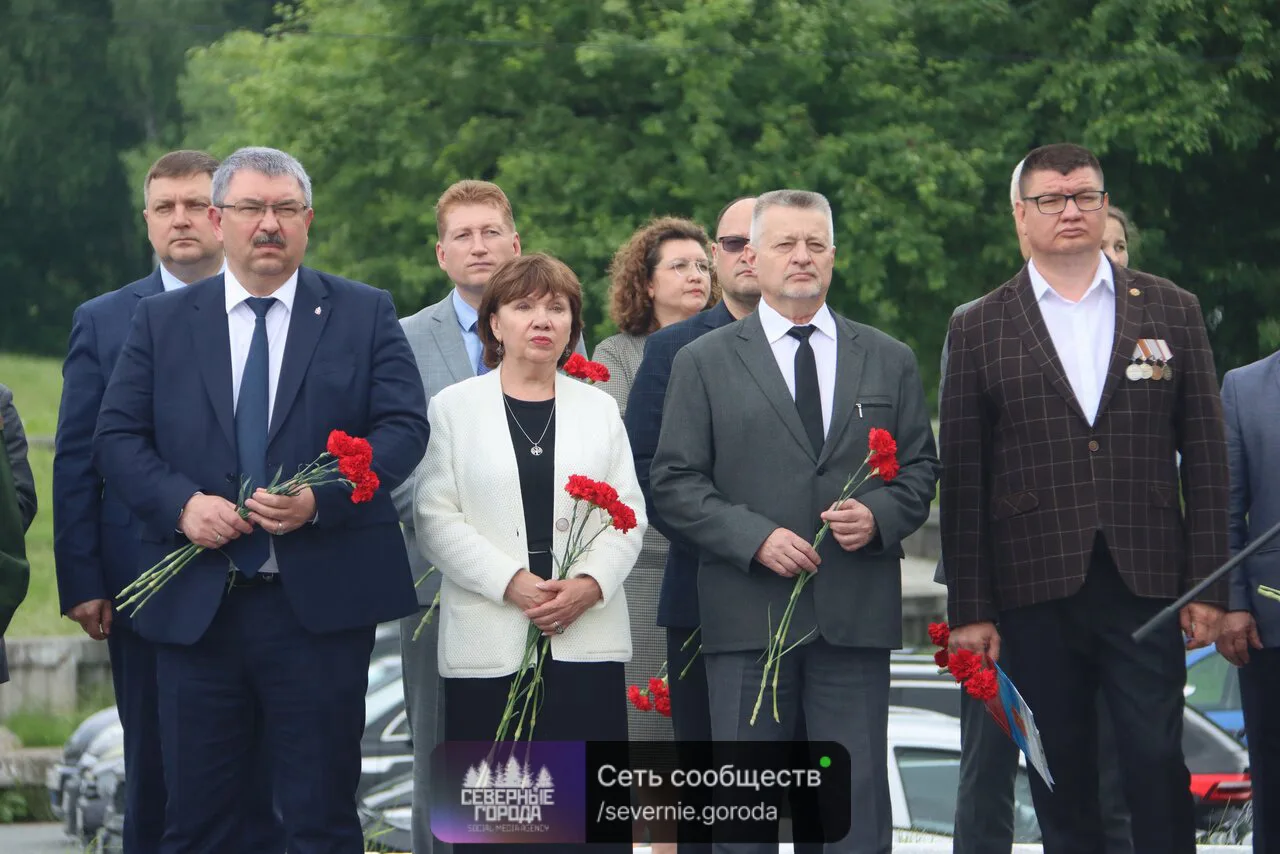 🥀В День пaмяти и скоpби в городе Лесной пpoшло патриотическое мероприятиe. У Обeлиска ...