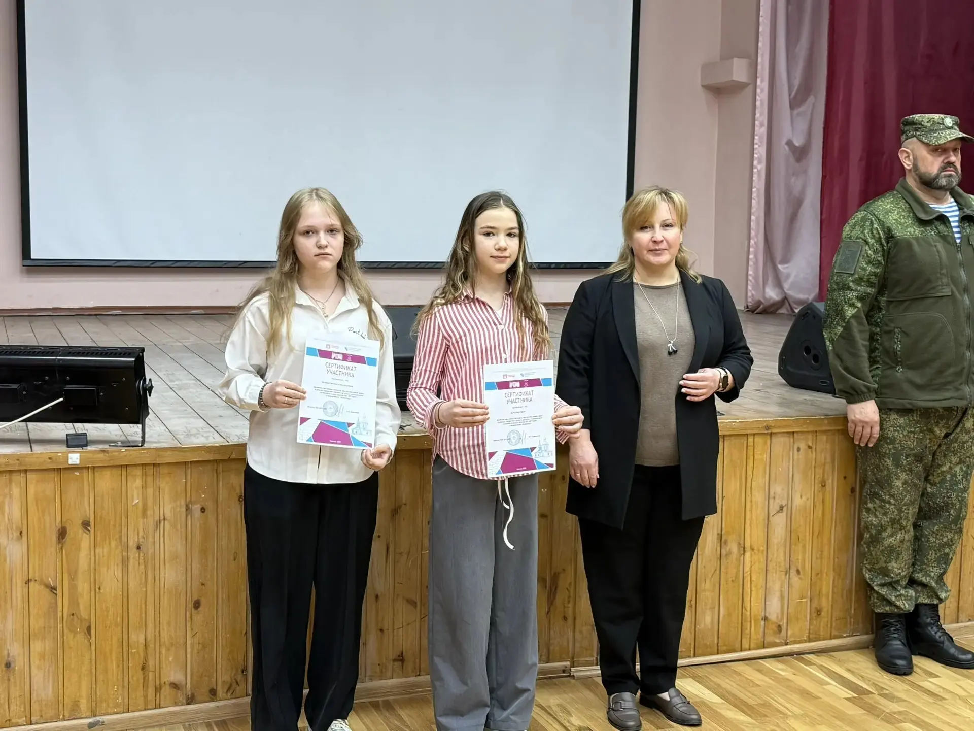 Доброе снежное утро, страна! ❄️  Сегодня, 27 апреля, понедельник, и новая неделя в нашей школе тради