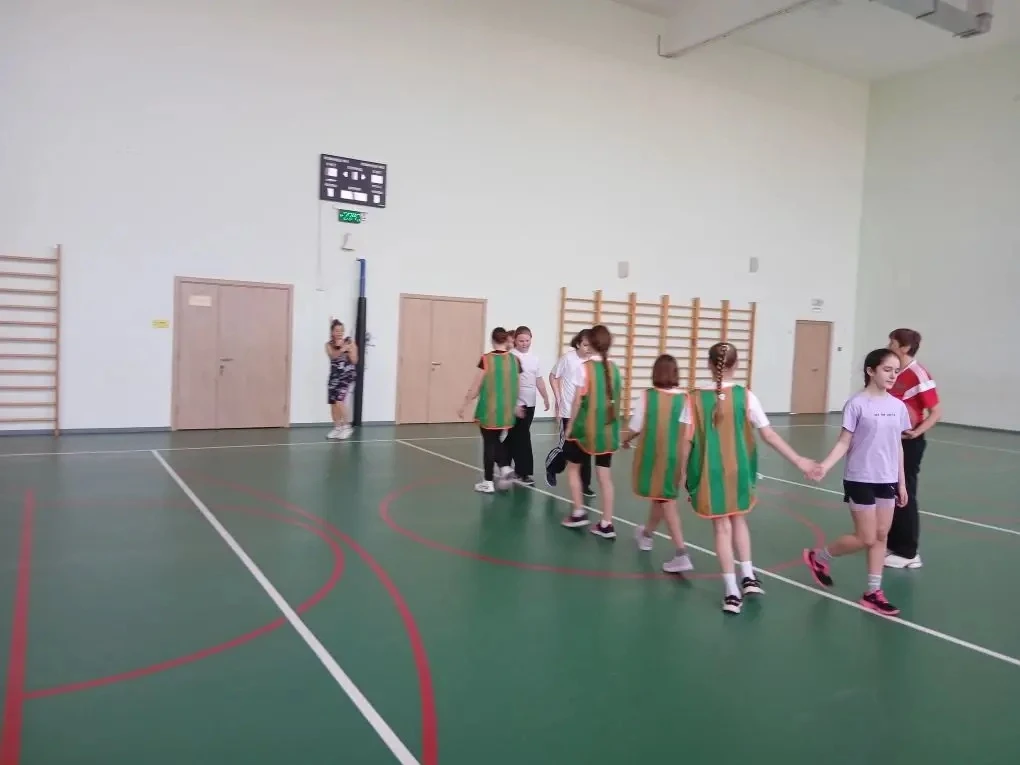 🏀 «Ура, каникулы!»: В нашей школе прошел турнир по баскетболу среди 4-х и 5-х классов!  Каникулы- эт
