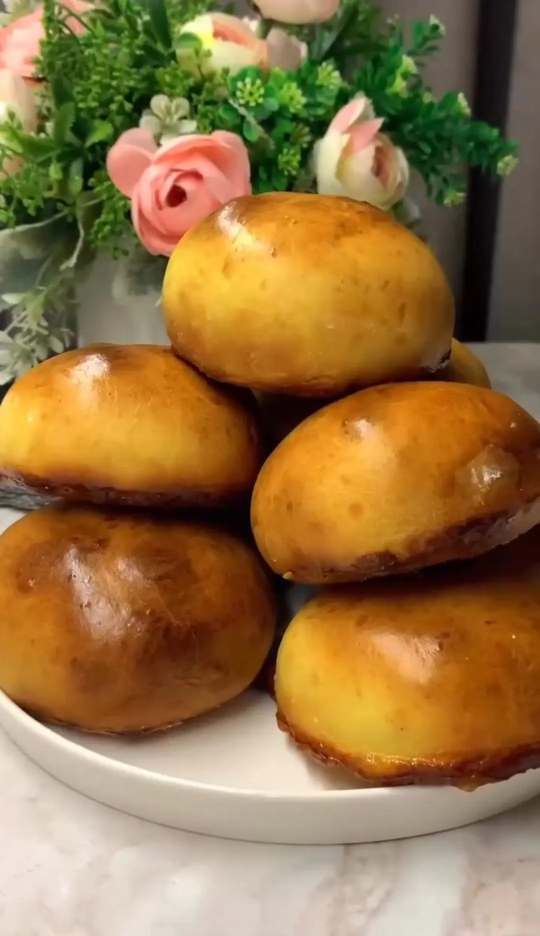 ​Нежные домашние пирожки с мясным фаршем, зеленью и чесноком, запеченные до идеальной з...
