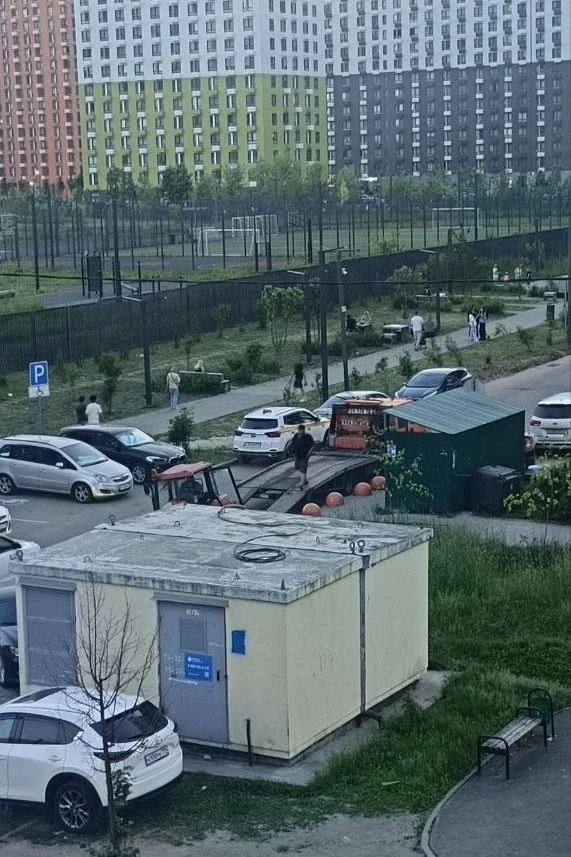 🚜 Бесхозный трактор, который стоял на улицах Дрожжино уже больше полугода, наконец-то ...