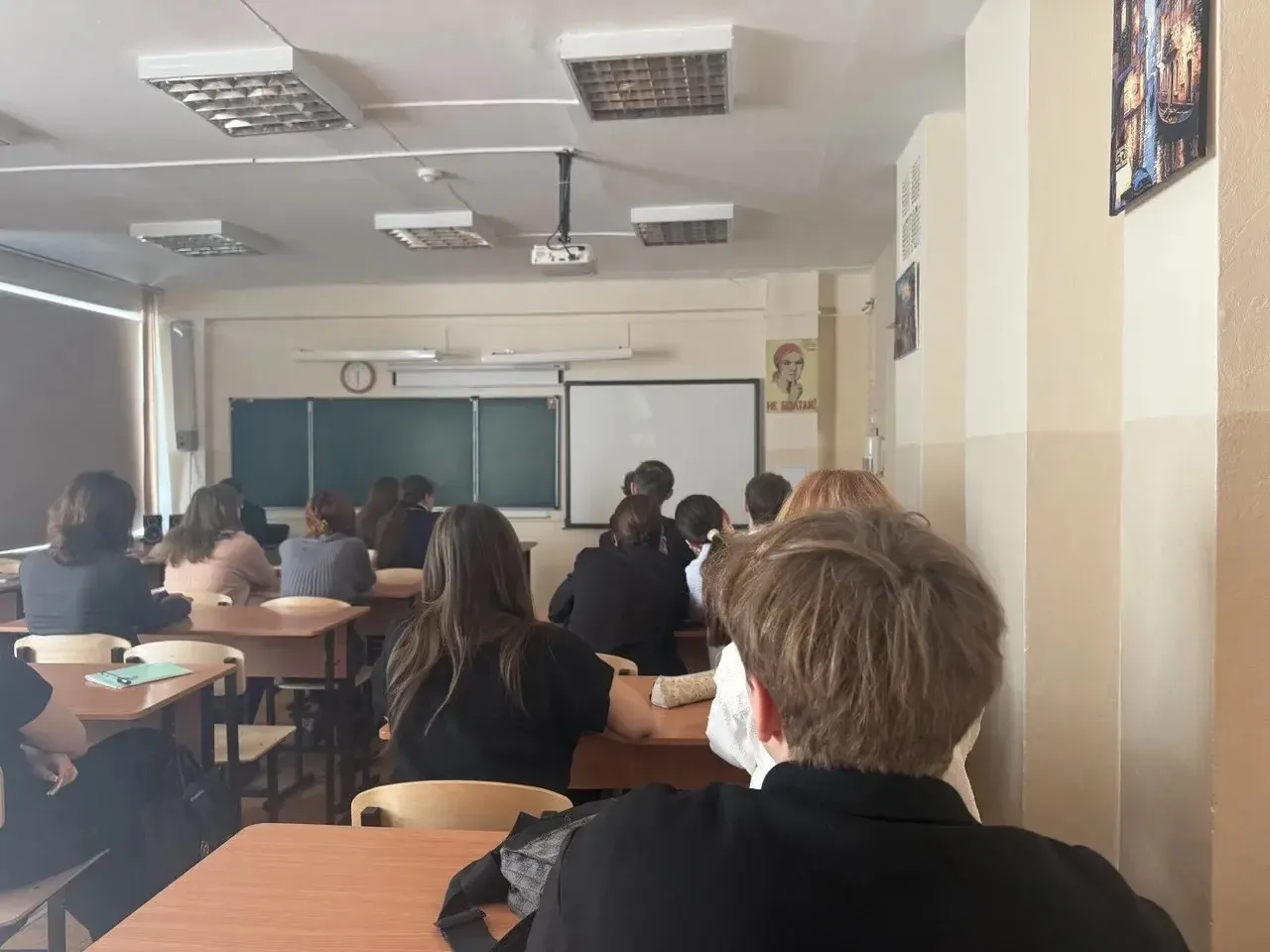В нашей школе прошел показ документального фильма «Предательство» режиссера Андрея Медведева. 🎥   Эт
