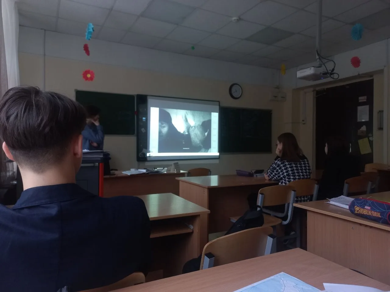 УРОК МУЖЕСТВА 28.01 во всех классах гимназии прошёл Урок мужества. Ребята посмотрели фильм "Ленингра