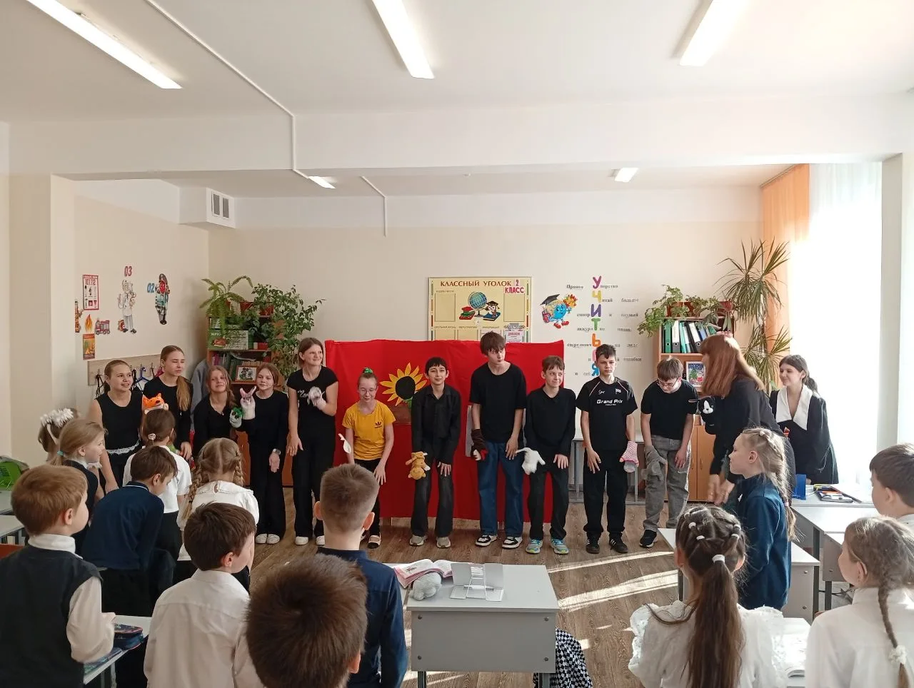 💡 Учим английский через творчество! ✨  Сегодня шестиклассники устроили настоящий праздник для второк