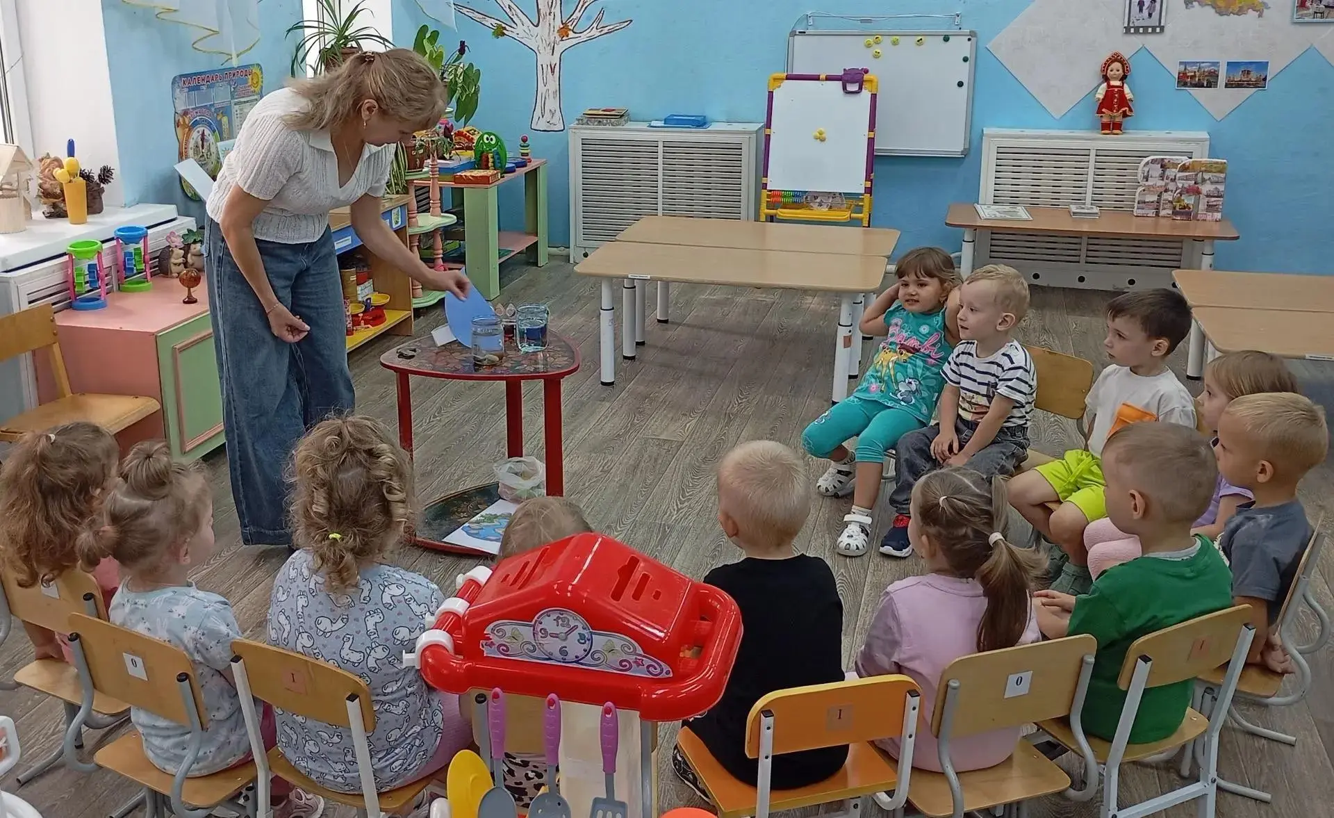 В нашей младшей группе "Дельфинчики" прошёл увлекательный досуг под названием "Волшебная вода". Это 