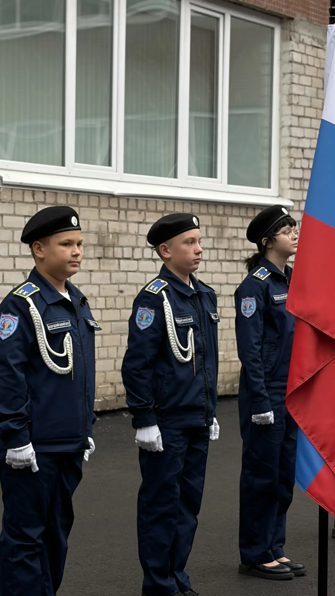 🇷🇺 Со слов «Доброе утро, школа!» началась наша новая учебная неделя и традиционная то...
