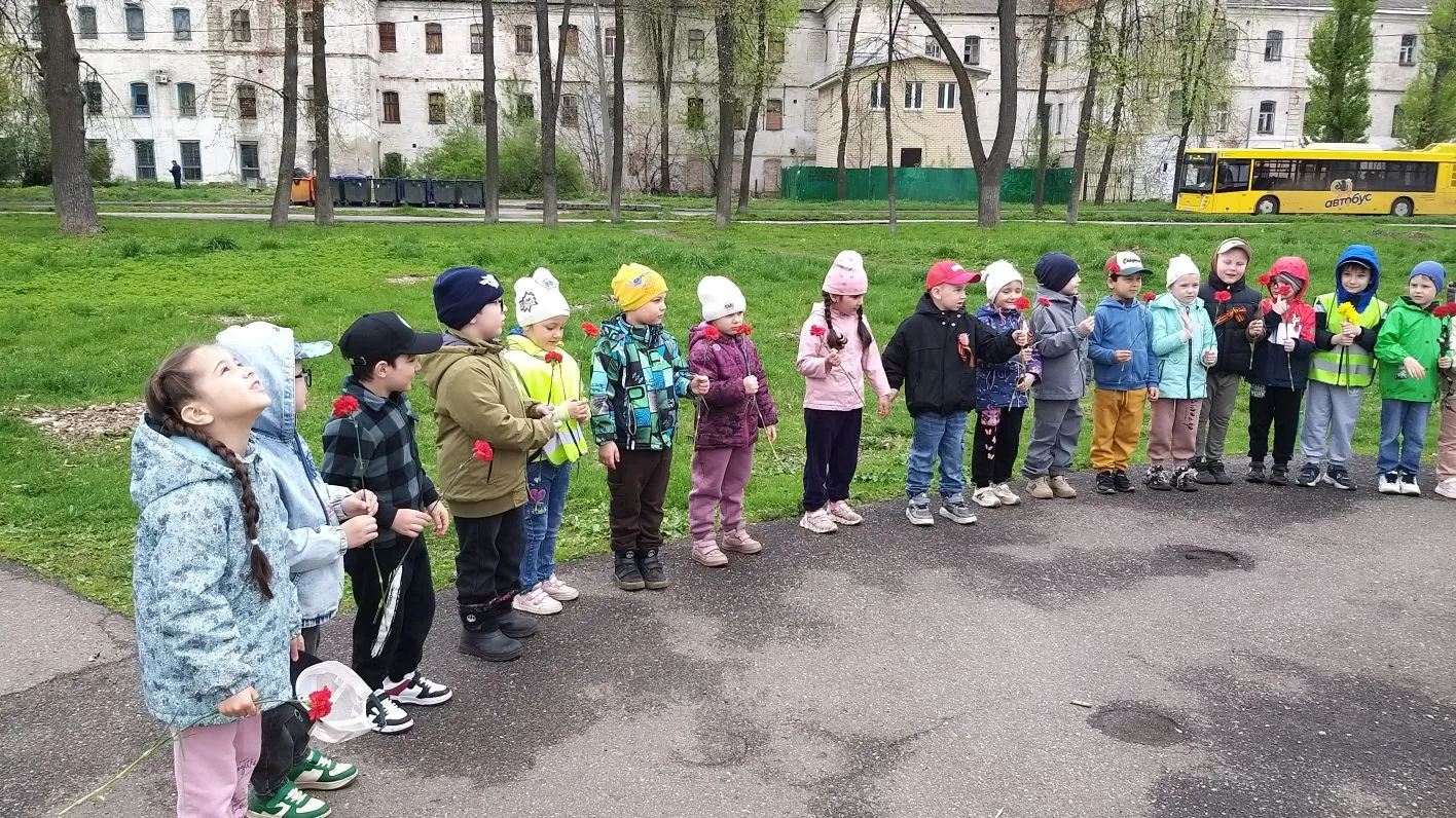 В преддверии 9 Мая педагоги и воспитанники старшего дошкольного возраста из ЦРР-детский сад 163 возл