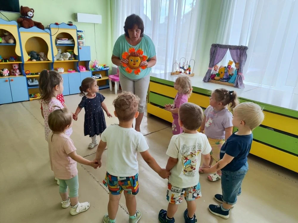 ☀️ День Солнца в нашей ясельной группе: «Как маленькое солнышко искало свою маму»

🌞 Сегодня в груп