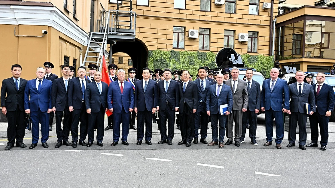 Представители Главного управления общественной безопасности города Пекина Китайской Нар...
