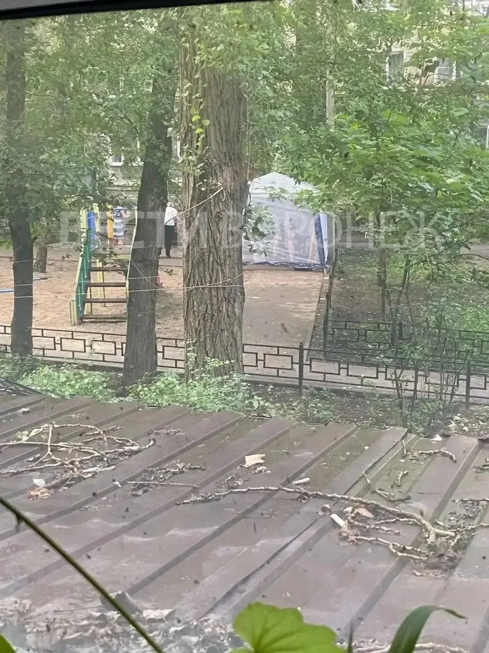 Группа людей устроила на детской площадке на улице Варейкиса нечто вроде дачного лагеря с палаткой и