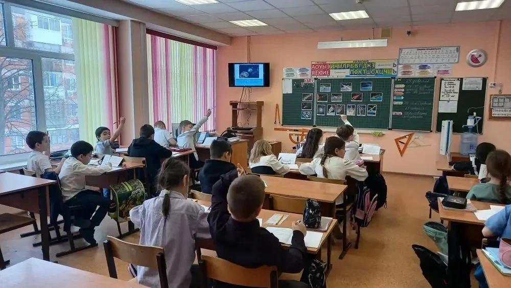 В рамках Всероссийского фестиваля Космофест во 2 " Б" классе  ГБОУ СОШ 1 "ОЦ"  пгт. Стройкерамика  п